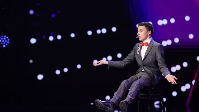 VIDEO Sebi Crăciun, un tânăr din Câmpulung Moldovenesc, a făcut senzație la „Românii au talent” cu glume despre handicapul său: „Sunt sigur că autoironia e forma potrivită cu care poți întâmpina așa ceva pentru că nu înseamnă o negare”