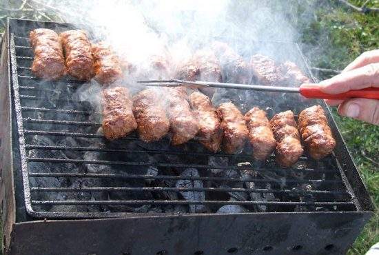 O femeie care vinde mici în piața din Rădăuți a fost bătută de concubinul beat