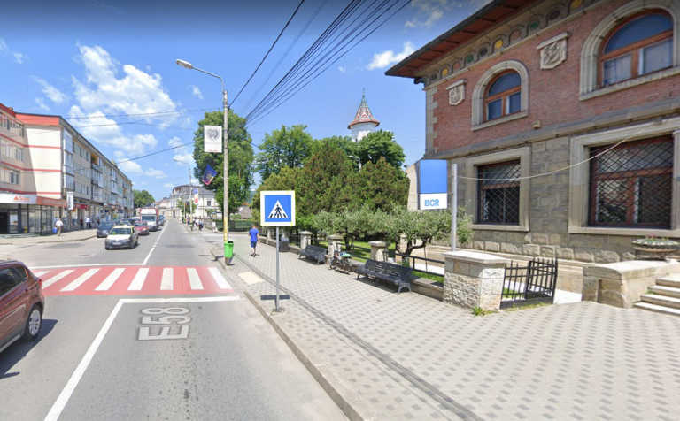 Bătrână lovită de o mașină pe o trecere pentru pietoni din Câmpulung Moldovenesc
