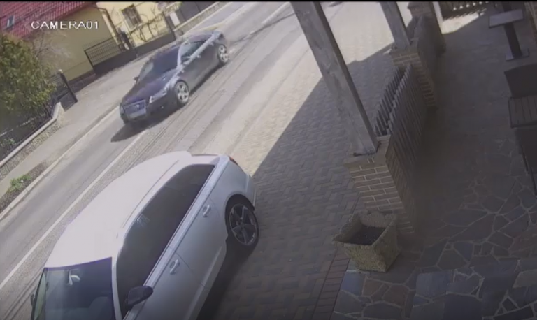 VIDEO Autoturismul Audi implicat în accidentul mortal de la Rădăuți a fost surprins de camerele video din apropiere în timp ce gonea nebunește cu câteva secunde înainte de producerea impactului