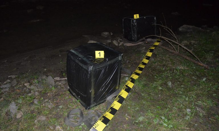 FOTO Șase focuri de avertisment trase de polițiștii de frontieră, la Costileva. Oamenii legii au pus „mâna” pe 2.000 de pachete cu țigări de contrabandă