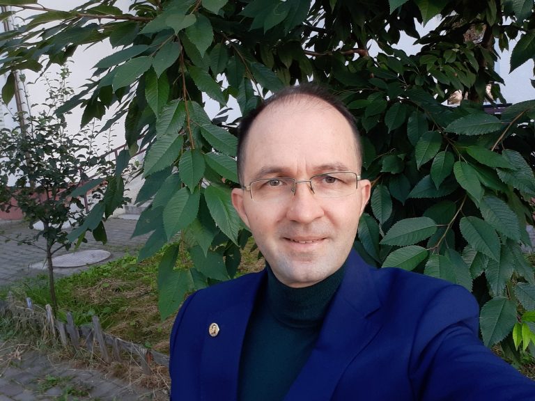 Un medic infecționist de la Rădăuți și-a dovedit priceperea băgând spaima într-o țară întreagă după ce a confundat banalul vărsat de vânt cu variola maimuței