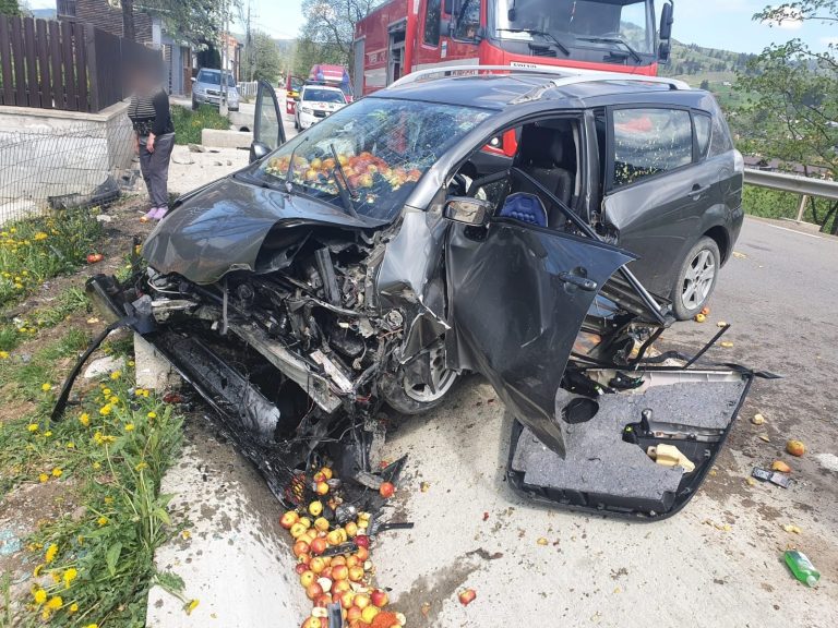 FOTO Grav accident produs la Frasin, după ce o mașină s-a izbit într-un cap de pod
