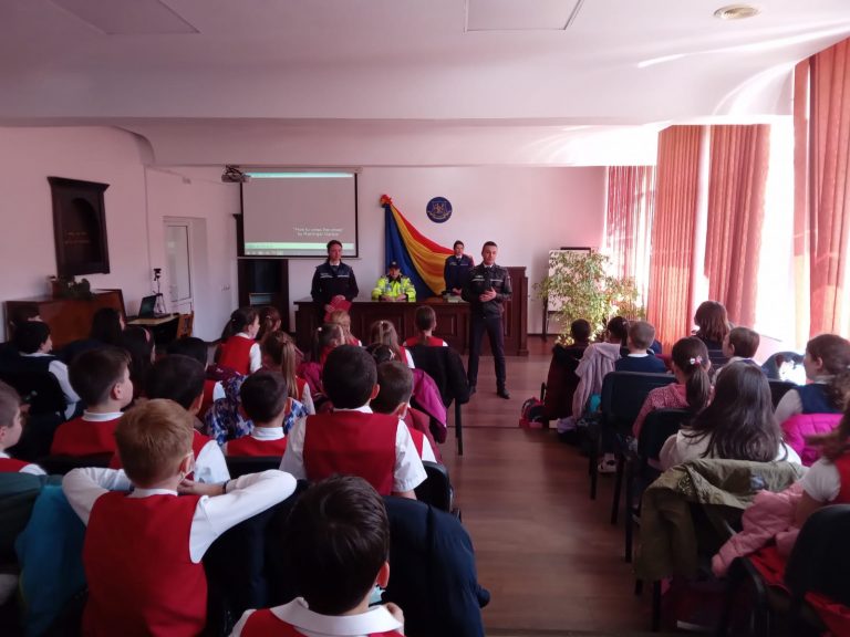 FOTO Proiect de prevenire a violenței școlare și a victimizării minorilor inițiat la Colegiul Național „Mihai Eminescu” din Suceava