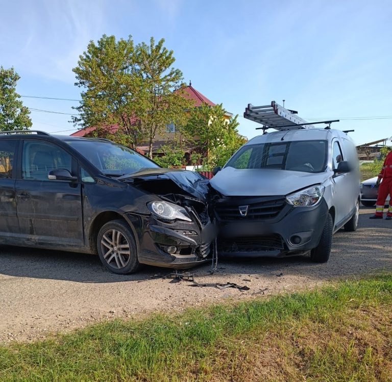 FOTO Un bărbat a fost rănit în urma unui accident în care au fost implicate două mașini, la Costâna