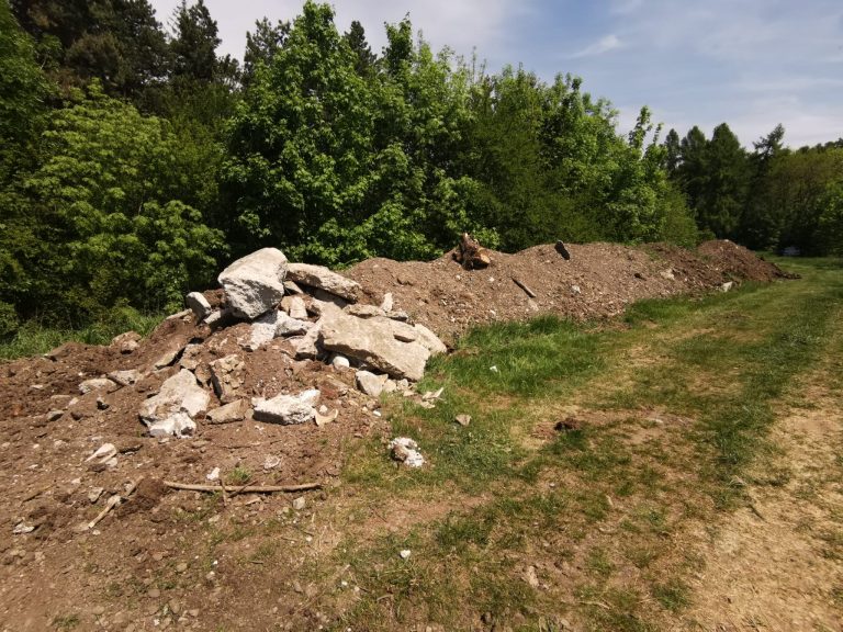 VIDEO FOTO Firma Maghebo a transformat intrarea în pădurea de lângă Liceul Sportiv din Suceava într-o groapă de gunoi: „Până marți se va curăța totul”