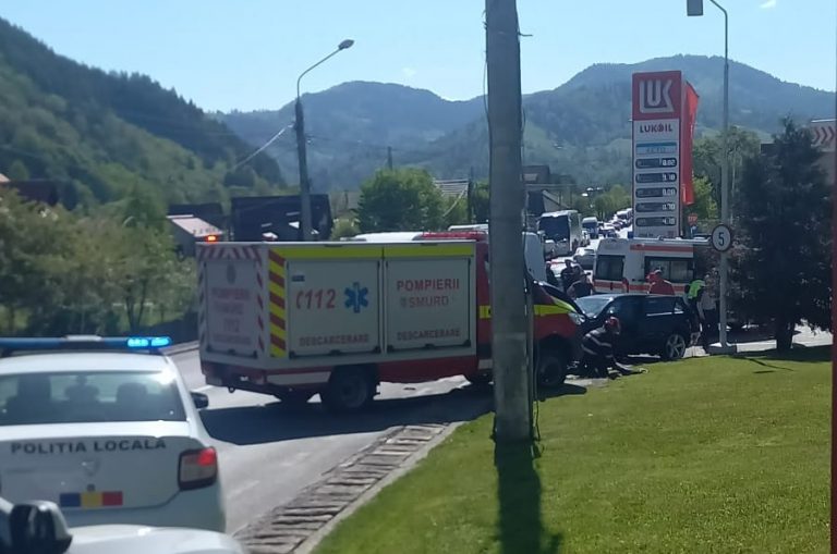FOTO Accident cu cinci răniți produs în fața benzinăriei Lukoil din Câmpulung Moldovenesc