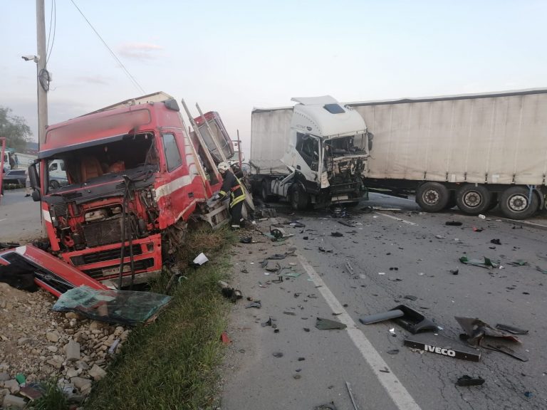 FOTO Accident între două TIR-uri produs la intrare în orașul Gura Humorului