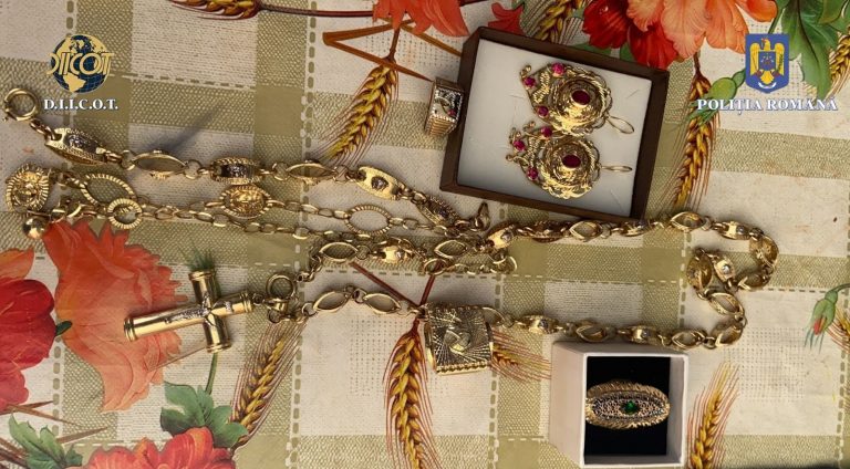 VIDEO FOTO Bijuterii de aur în valoare de 5 milioane de euro găsite în urma prechezițiilor făcute de DIICOT în Suceava și în alte 16 județe din țară