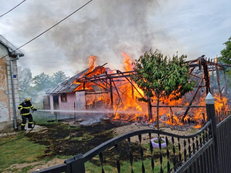 VIDEO FOTO Incendiu de proporții izbucnit într-o gospodărie din Siret