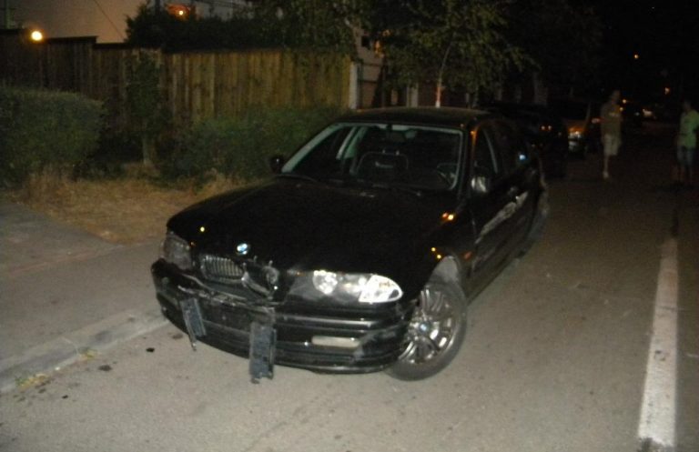 Un individ beat și fără permis s-a proptit cu BMW-ul într-o mașină parcată în fața unei case din Dărmănești