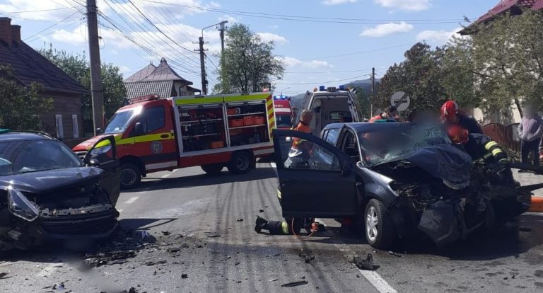FOTO Accidentul de ieri de la intrarea în Câmpulung Moldovenesc a fost produs de un șofer care avea alte preocupări decât condusul