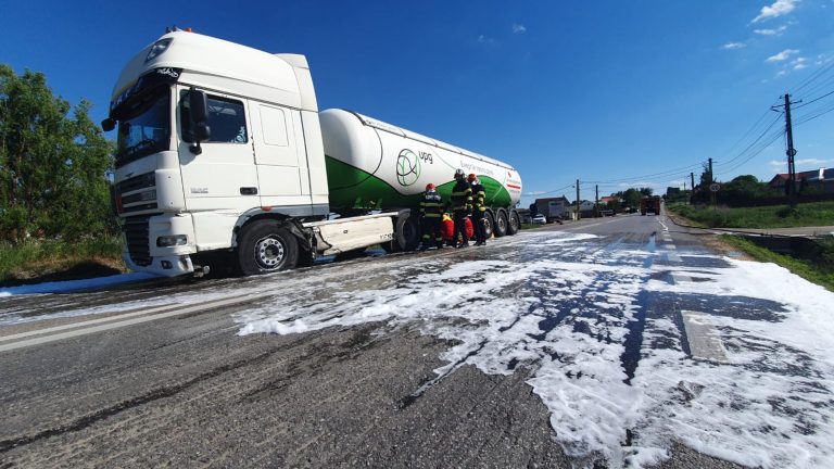 VIDEO FOTO Pericol de explozie la Cumpărătura după ce o cisternă încărcată cu GPL a fost implicată într-un accident rutier