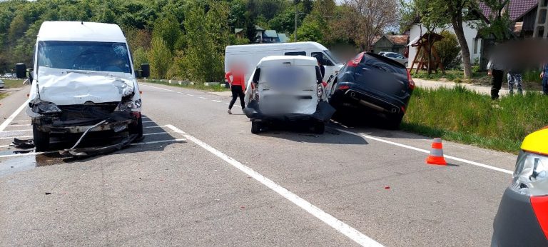 FOTO Grav accident de circulație produs la ieșire din Ilișești spre Gura Humorului. Trei persoane au avut nevoie de îngrijiri medicale