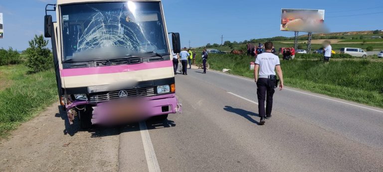 FOTO O căruță a fost lovită de un autocar plin cu ucraineni, la Pătrăuți. Două persoane au ajuns în stare critică la spital