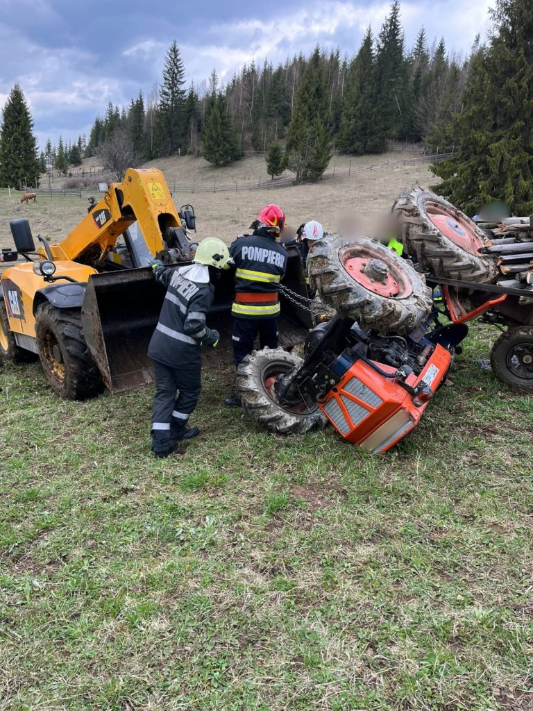 FOTO Un bărbat a murit strivit sub tractorul pe care îl conducea, la Poiana Negrii