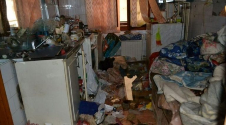 O bătrână a fost găsită moartă într-un apartament din Suceava înconjurată de pet-uri goale de bere și foarte multă mizerie