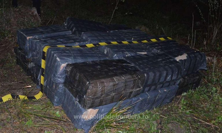 FOTO Un autoturism burdușit cu țigări de contrabandă a fost depistat răsturnat în apropierea graniței, la Straja
