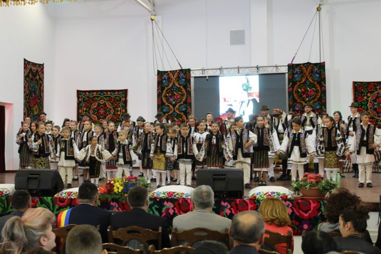 FOTO Aniversarea a 35 de ani de activitate artistică a Ansamblului folcloric „Plai Bucovinean” din Dorna Candrenilor și înfrățirea comunei cu orașul Cricova au fost sărbătorite printr-un spectacol de excepție: „Trăim cea mai frumoasă zi”