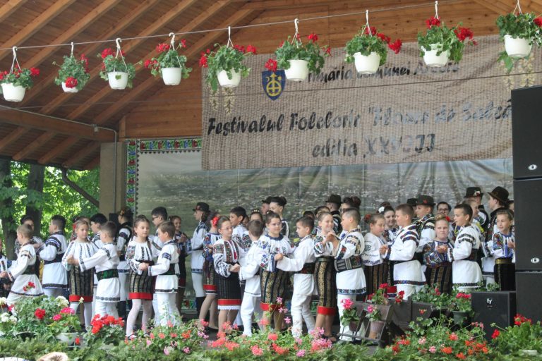 FOTO Festivalul de folclor „Floare de salcâm” de la Arbore a ajuns la cea de-a XXVIII-a ediție: „Numele comunei și cel al festivalului reprezintă o binecuvântare pentru oamenii locului”