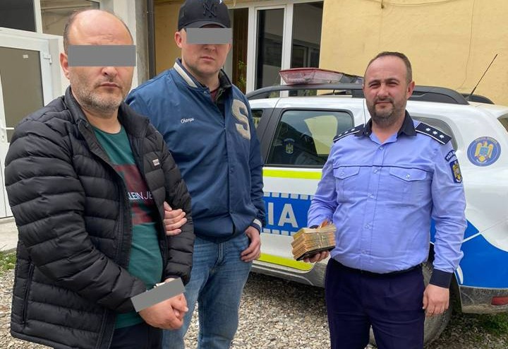FOTO Un hoț care a furat aproape 100.000 de lei de la un schimb valutar din Vatra Dornei a fost prins de polițiști, la Frasin