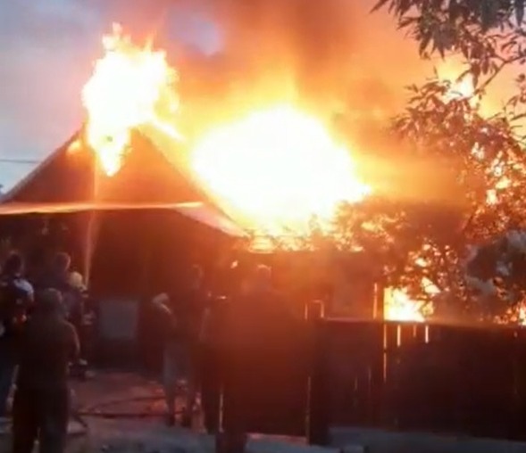 VIDEO Incendiu de proporții izbucnit într-o gospodărie din Arbore de la coșul de fum