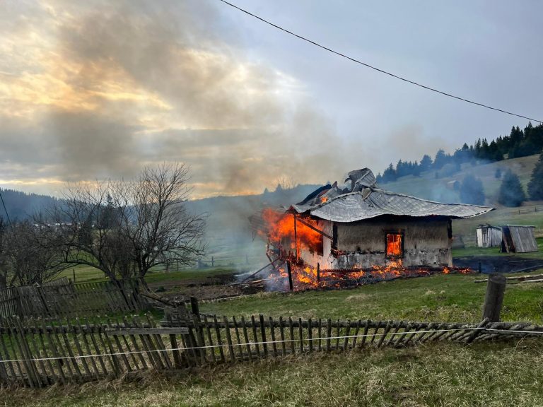 FOTO O casă din Coșna a fost făcută scrum de un incendiu puternic