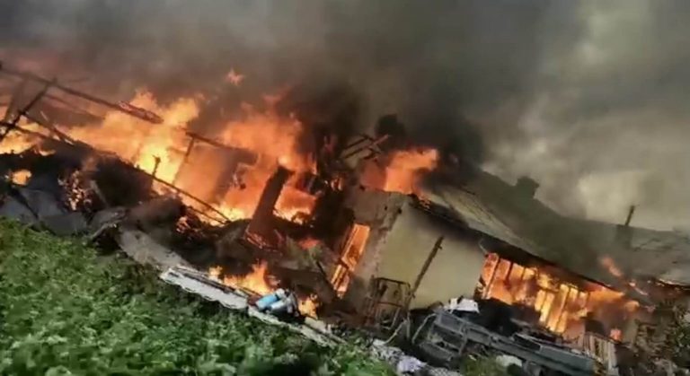 VIDEO Șase gospodării din Fălticeni au fost afectate de un incendiu extrem de puternic