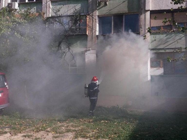 Un bărbat a fost salvat de pompieri după ce a uitat tigaia pe foc și s-a intoxicat cu fum în apartamentul său din Solca