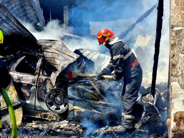 O bunică și nepoata ei de 2 ani au ajuns la spital după ce o casă a luat foc, la Preutești