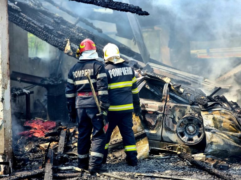 FOTO Incendiu de proporții izbucnit într-o gospodărie din Râșca. Pompierii au salvat un gater din calea flăcărilor