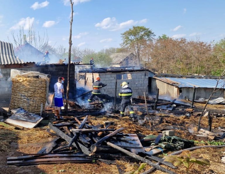 Incendiu de proporții izbucnit într-o gospodărie din Fundu Moldovei de la un burlan deteriorat