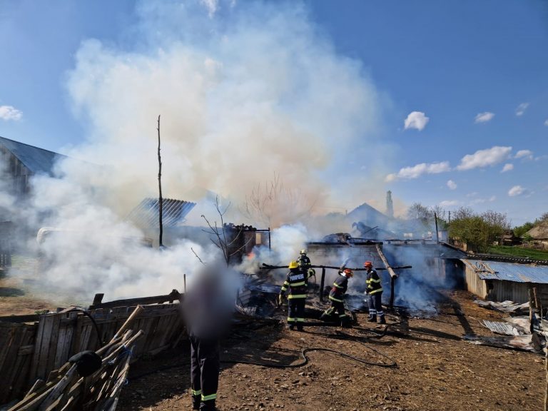 FOTO Incendiu izbucnit într-o gospodărie din Udești după ce copiii s-au jucat cu focul