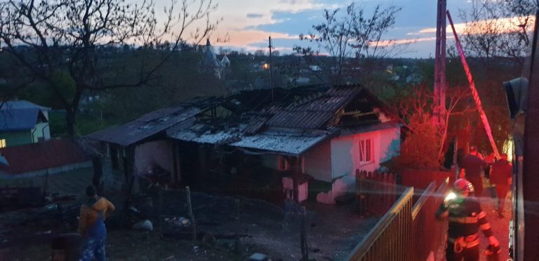 FOTO Două persoane au avut nevoie de îngrijiri medicale după ce o gospodărie din Udești a fost cuprinsă de flăcări