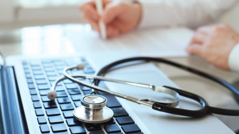 Patru cadre medicale au fost reținute pentru vaccinări fictive anti – Covid. 82 de persoane au fost „vaccinate” chiar dacă nu au călcat în cabinetul medical