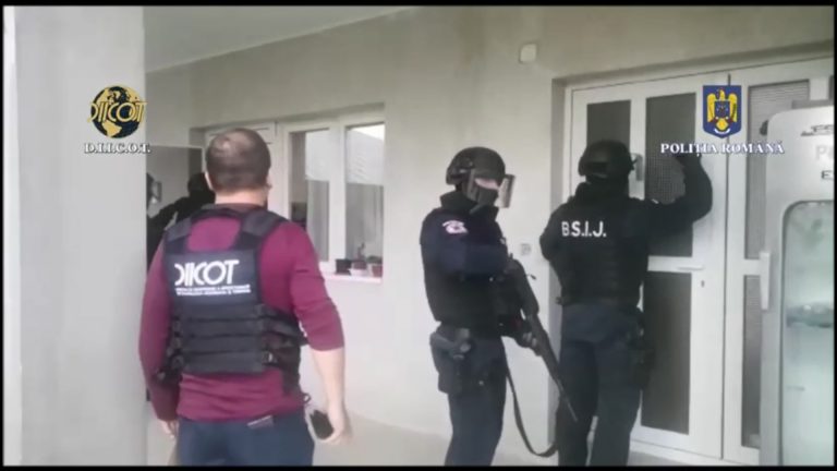 Percheziții făcute de DIICOT la o grupare de traficanți de droguri din Fălticeni. Patru dealeri au fost luați pe sus și duși la audieri
