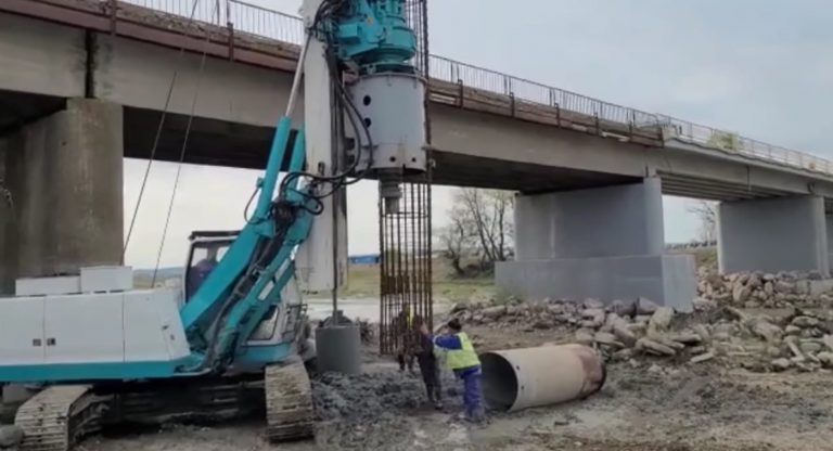 VIDEO Lucrările de reabilitare a podului de la Milișăuți au fost începute