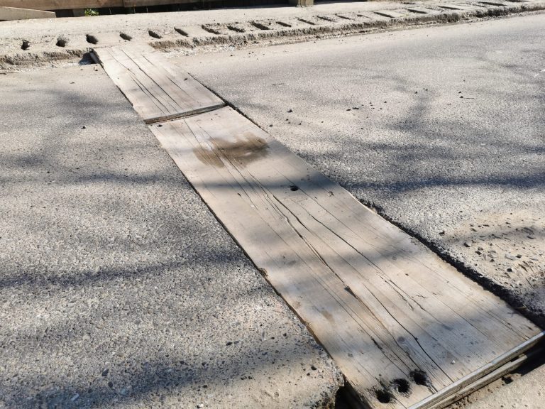 FOTO Suceava Smart City a lui Ion Lungu. Strada Câmpului din cartierul Ițcani a fost „asfaltată” cu scânduri