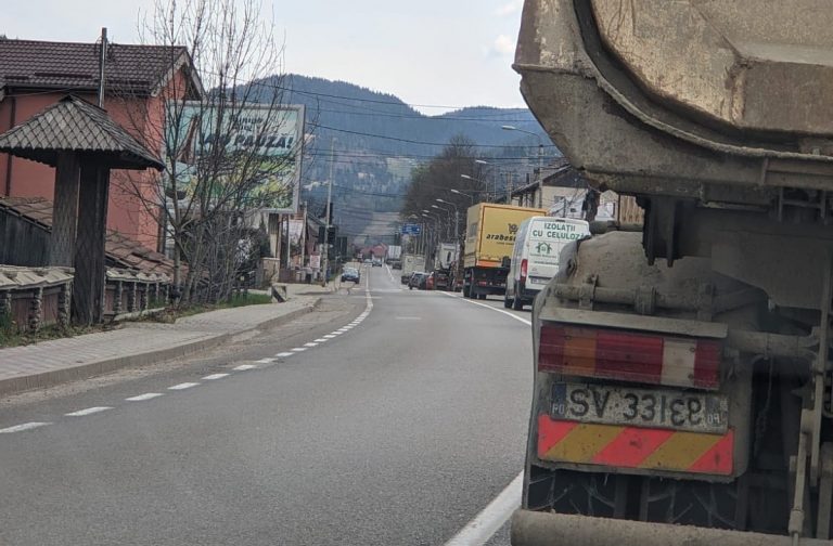 Traficul a fost blocat pe DN 17 după ce o valiză a fost lăsată în preajma stației peco din Câmpulung Moldovenesc