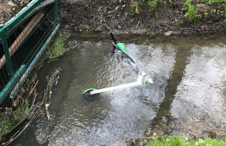 Un băiat de 12 ani din Vatra Moldoviței s-a izbit cu trotineta electrică într-un cap de pod și a ajuns în albia Pârâului Boului
