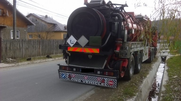 Un muncitor a leșinat în timp ce vidanja o canalizare din Suceava