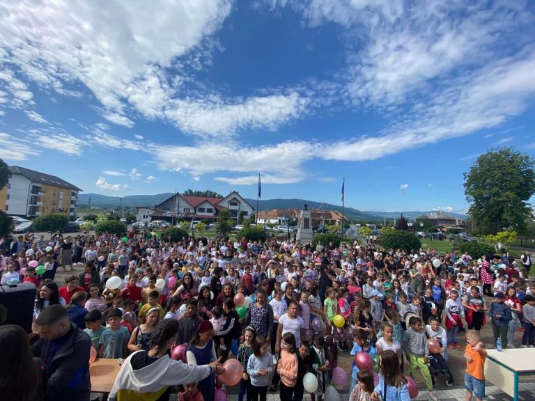 FOTO Parcul din fața Primăriei Vicovu de Sus a fost plin de copii, care au sărbătorit Ziua Internațională a Copilului: „Acest eveniment nu poate fi povestit, el trebuie văzut prin ochii și zâmbetele acestor copii”