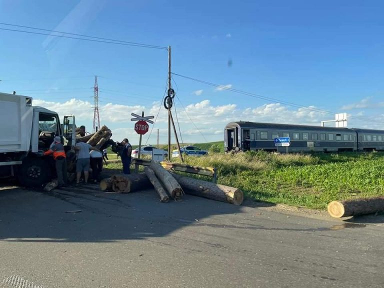 FOTO Un camion încărcat cu lemne a fost lovit de trenul Putna – Suceava, la Satu Mare