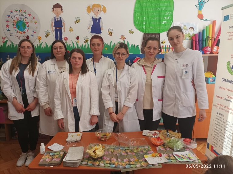 FOTO Studenții de la Facultatea de Medicină și Științe Biologice din cadrul USV au desfășurat activitatea extracurriculară „Educație nutrițională pentru o viață sănătoasă” la Școala Gimnazială nr.4 Suceava