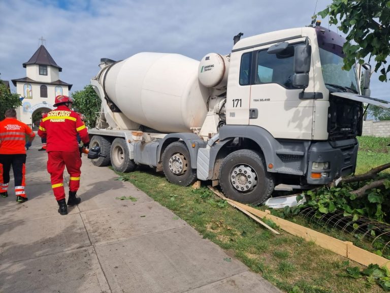 FOTO Șoferul mort în accidentul de la Moara tocmai descărcase beton în fața Bisericii Sfinții Împărați Constantin și Elena din Moara Carp
