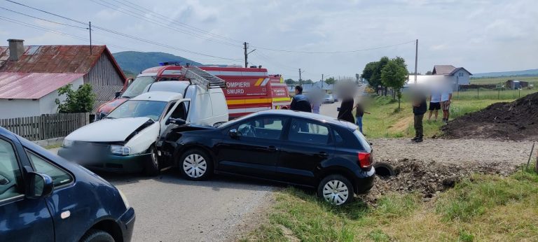 FOTO Un adult și doi copii au fost răniți într-un accident produs la Dărmănești