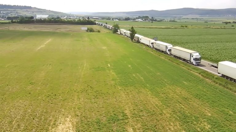 VIDEO Coada de TIR-uri care pornește din Vama Siret se apropie de municipiul Suceava