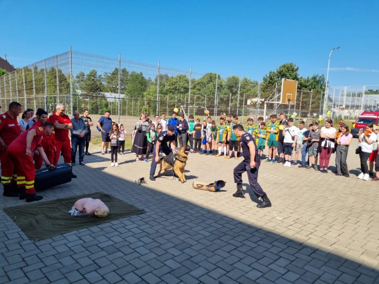FOTO Peste 300 de copii au participat la acțiunile organizate și polițiștii suceveni, împreună cu jandarmii și salvatorii SMURD, de Ziua Internațională a Copilului