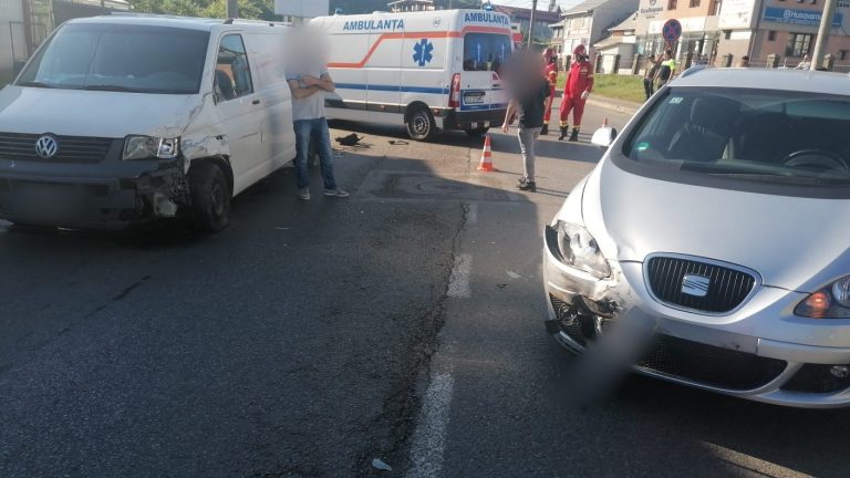 FOTO Traficul rutier este blocat la ieșire din Suceava spre Șcheia din cauza unui accident rutier. O femeie a fost transportată la spital
