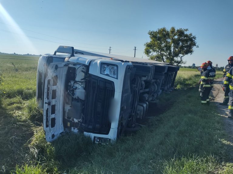 FOTO Un TIR s-a răsturnat la Fântâna Mare în urma unui accident rutier. Șoferul a fost transportat la spital